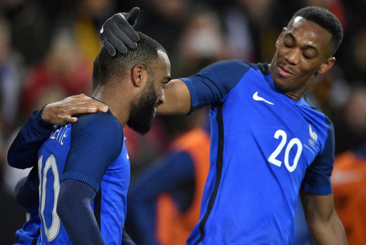 Lacazette, Martial và Payet ngồi nhà xem World Cup - Ảnh 1.