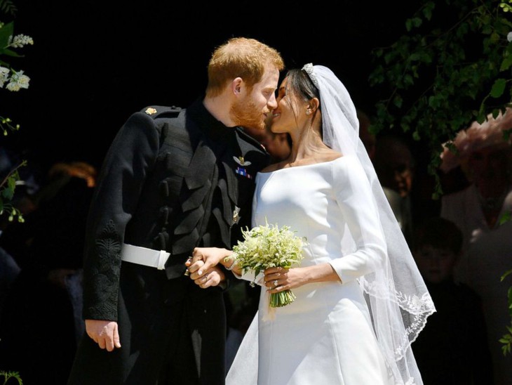 Hoàng tử Harry và Meghan Markle hôn nhau trước nhà nguyện St George - Ảnh 2.