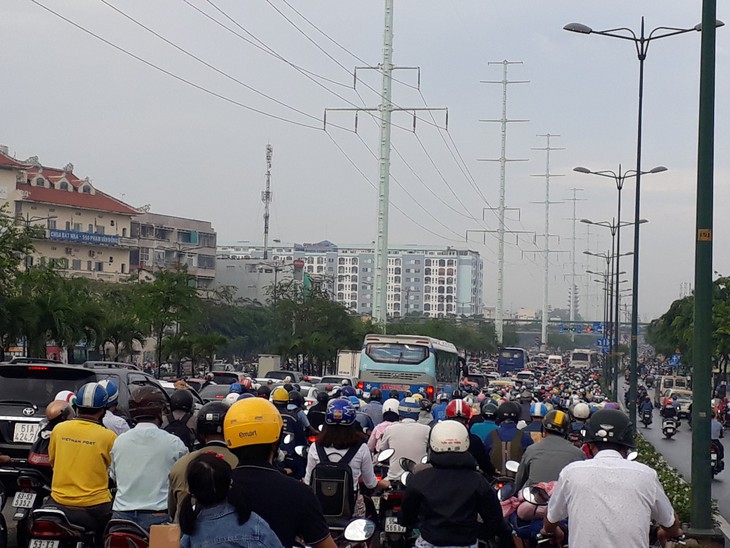 TP.HCM kẹt cứng nhiều tuyến đường ngày đầu đi làm sau nghỉ lễ - Ảnh 4. TP.HCM kẹt cứng nhiều tuyến đường ngày đầu đi làm sau nghỉ lễ - Ảnh 4.