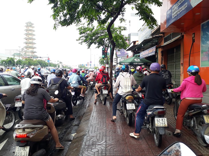 TP.HCM kẹt cứng nhiều tuyến đường ngày đầu đi làm sau nghỉ lễ - Ảnh 5. TP.HCM kẹt cứng nhiều tuyến đường ngày đầu đi làm sau nghỉ lễ - Ảnh 5.