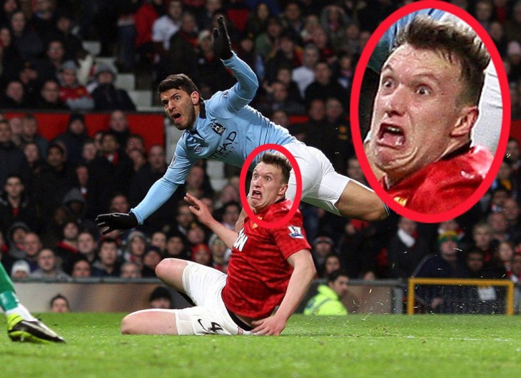 Phil Jones tái hiện biểu cảm sợ hãi sau 5 năm - Ảnh 1.