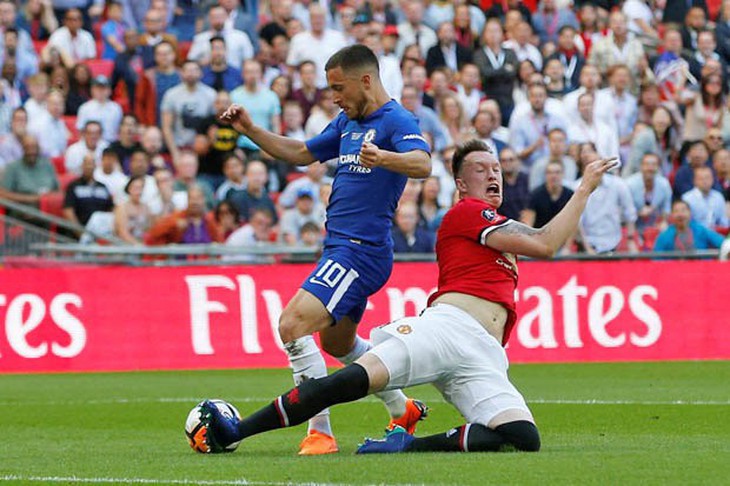 Phil Jones tái hiện biểu cảm sợ hãi sau 5 năm - Ảnh 2.