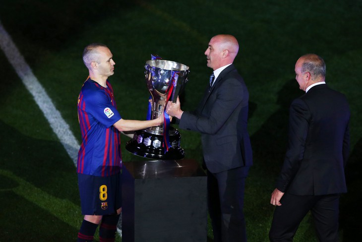 Nou Camp xúc động chia tay Iniesta - Ảnh 4.