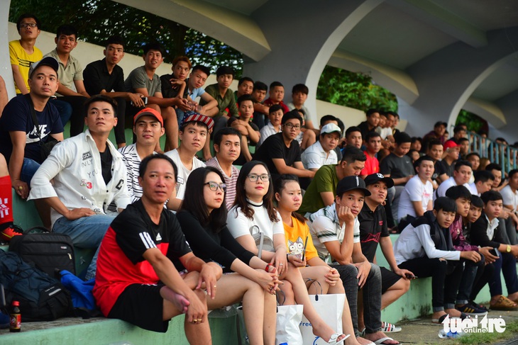 Cầu thủ, ca sĩ đá bóng từ thiện ủng hộ hiệp sĩ đường phố - Ảnh 4. Cầu thủ, ca sĩ đá bóng từ thiện ủng hộ hiệp sĩ đường phố - Ảnh 4.