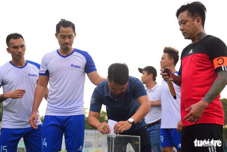 Cầu thủ, ca sĩ đá bóng từ thiện ủng hộ hiệp sĩ đường phố - Ảnh 11. Cầu thủ, ca sĩ đá bóng từ thiện ủng hộ hiệp sĩ đường phố - Ảnh 11.
