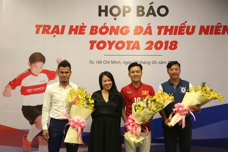 Huỳnh Đức và Thanh Bình tham gia trại hè bóng đá thiếu niên - Ảnh 1.