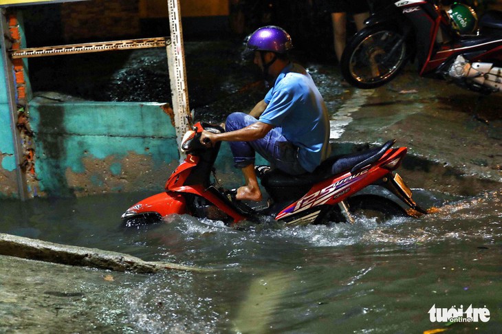 Đường ngập gần hết bánh xe, Sở GTVT nói chỉ là tụ nước - Ảnh 5.