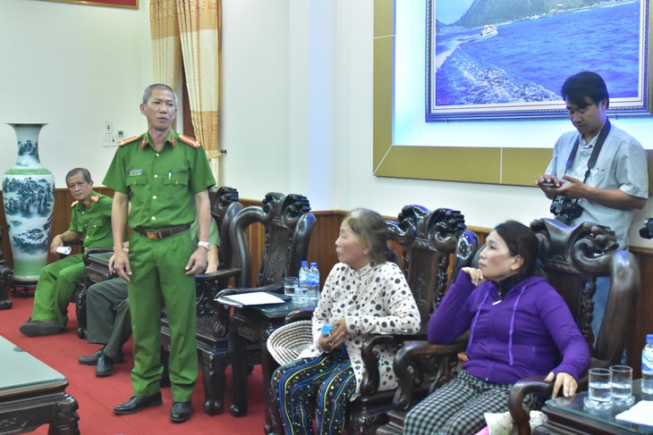 Nghi bỏ lọt tội phạm, mang băng rôn đến trụ sở công an la hét - Ảnh 3. Nghi bỏ lọt tội phạm, mang băng rôn đến trụ sở công an la hét - Ảnh 3.