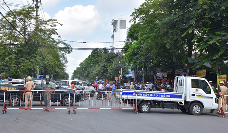 Nghi bỏ lọt tội phạm, mang băng rôn đến trụ sở công an la hét - Ảnh 2. Nghi bỏ lọt tội phạm, mang băng rôn đến trụ sở công an la hét - Ảnh 2.