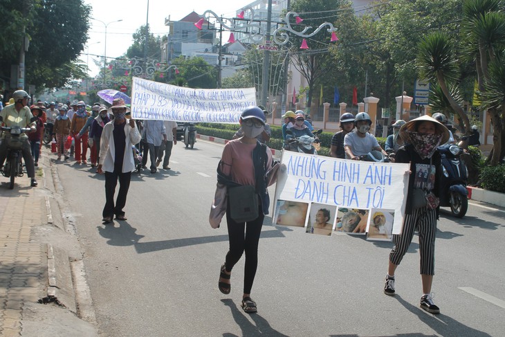 Nghi bỏ lọt tội phạm, mang băng rôn đến trụ sở công an la hét - Ảnh 1. Nghi bỏ lọt tội phạm, mang băng rôn đến trụ sở công an la hét - Ảnh 1.
