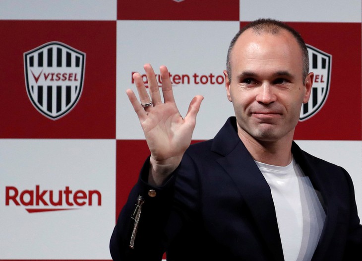 Sang Nhật, Iniesta vẫn mặc áo số 8 - Ảnh 2.