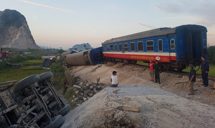 Tàu hỏa chở 400 hành khách lật khi tông xe tải, 2 người chết - Ảnh 4.