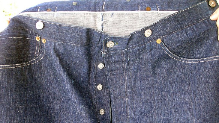 Hơn 2 tỉ đồng cho chiếc quần jean 125 năm tuổi - Ảnh 1.