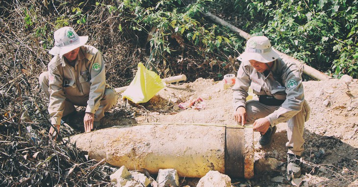 Hủy nổ tại chỗ quả đạn pháo nặng gần 1 tấn - Ảnh 1.