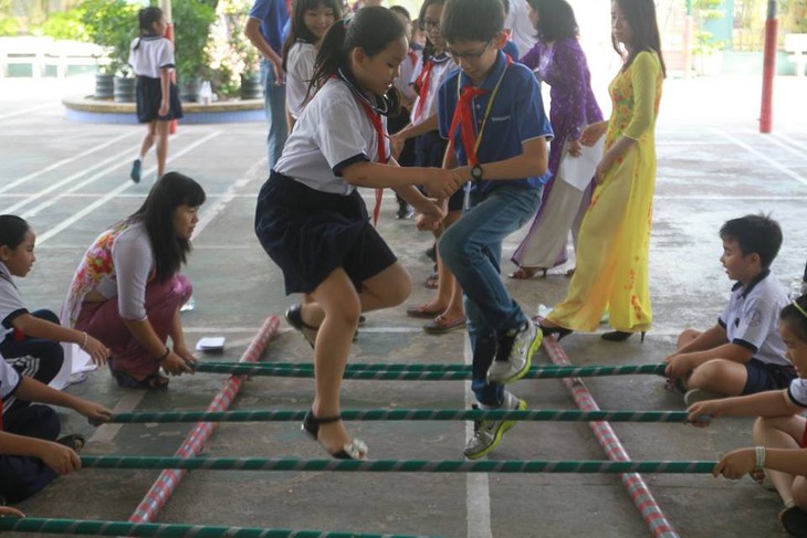 TP.HCM cấm quảng cáo, tư vấn du học trong trường - Ảnh 1. TP.HCM cấm quảng cáo, tư vấn du học trong trường - Ảnh 1.
