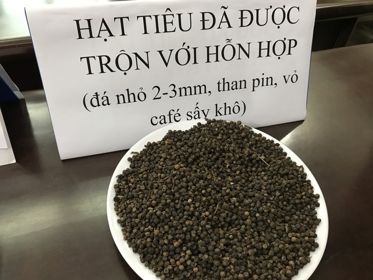 Xét xử 5 bị cáo trộn hỗn hợp pin vào trộn tiêu - Ảnh 3.