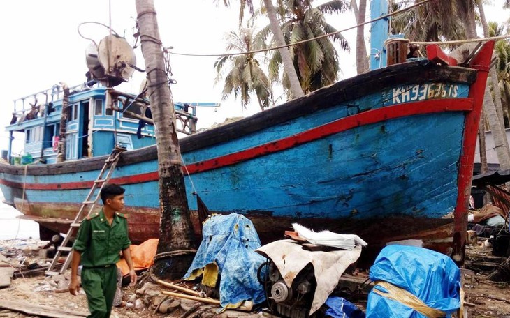 Tàu cá lật úp trên biển, 9 người được cứu sống