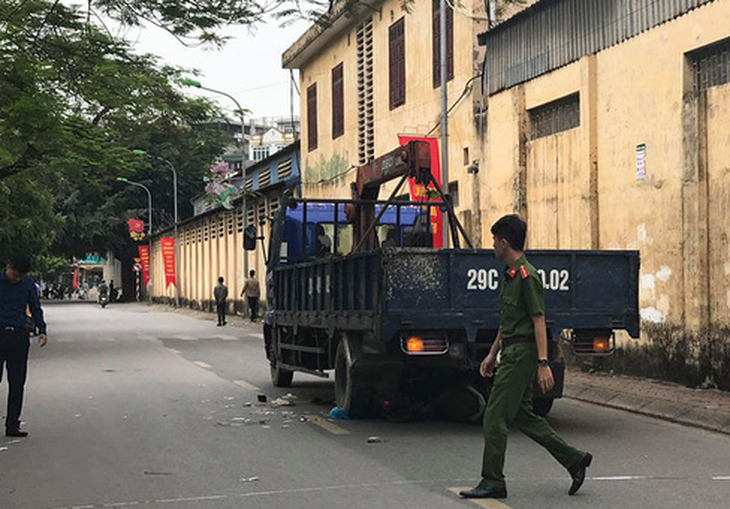 Xe tải lùi cuốn cả gia đình vào gầm, thai nhi rớt khỏi bụng mẹ - Ảnh 2.