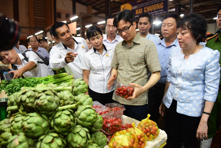 Phó thủ tướng thị sát chợ đầu mối lớn nhất nước lúc rạng sáng - Ảnh 3.