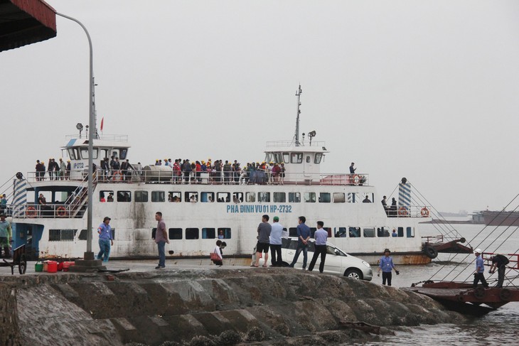 Tạm giữ 10 nhân viên bến phà Gót - Cái Viềng bán vé quay vòng - Ảnh 1.