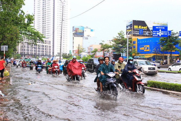 Đường Nguyễn Hữu Cảnh lại ngập nặng dù có siêu máy bơm - Ảnh 7.