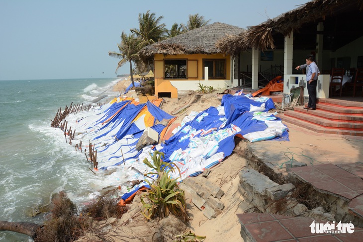 Biển nuốt resort do doanh nghiệp tự ý làm bờ kè - Ảnh 2.