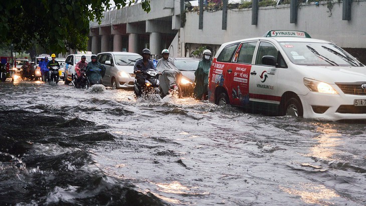 Sài Gòn mưa lớn đầu mùa, khắp nơi lại điệp khúc ngập - Ảnh 8.