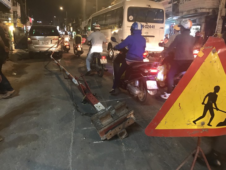 Xe kéo rào chắn xe lửa đi hàng chục mét, giao thông hỗn loạn - Ảnh 1. Xe kéo rào chắn xe lửa đi hàng chục mét, giao thông hỗn loạn - Ảnh 1.