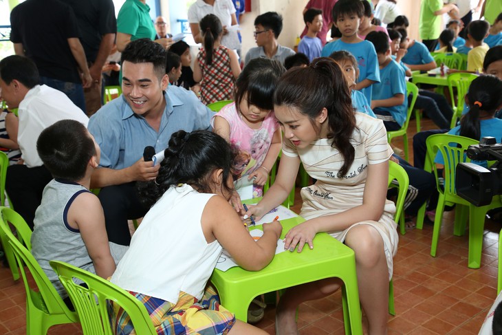 Hoa hậu Mỹ Linh tặng bàn ghế mới cho trẻ em Làng Nhân Ái - Ảnh 2.