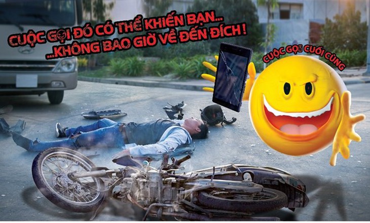 Rất nguy hiểm khi vừa điện thoại vừa lái xe - Ảnh 1.