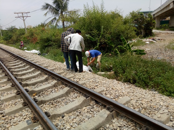 Cố vượt đường sắt không rào chắn, hai người bị tàu tông chết - Ảnh 1.