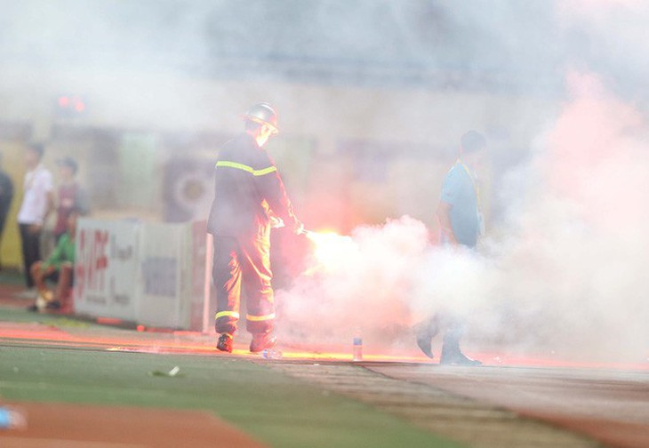 Các đội tại V-League còng lưng nộp phạt vì... cổ động viên quậy - Ảnh 1. Các đội tại V-League còng lưng nộp phạt vì... cổ động viên quậy - Ảnh 1.