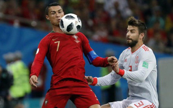 Pique: 'Ronaldo rất thích vờ té ngã'