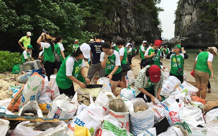 Thu gom gần 1 tấn rác tại 200m bờ biển vịnh Hạ Long