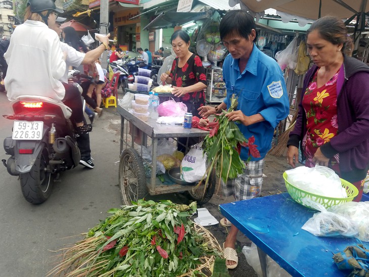 Dân Sài Gòn chi tiền triệu ăn Tết đoan Ngọ - Ảnh 6.