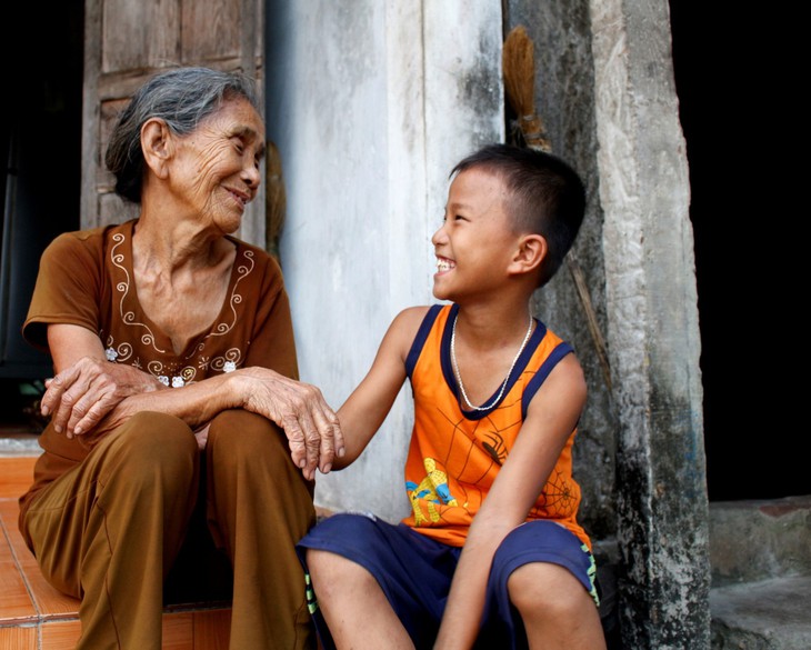 Cậu bé hiếu thảo ngày ngày về thắp nhang cha - Ảnh 1.