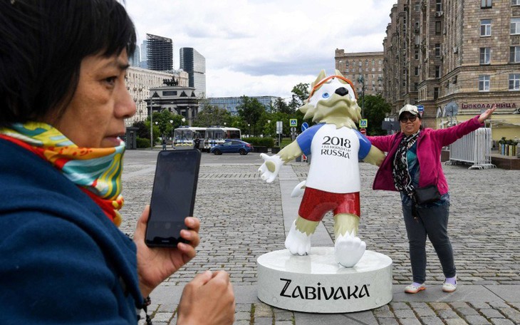 Fan bóng đá Trung Quốc lên máu, đau tim, đâm xe... vì World Cup