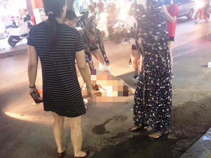 Khởi tố 3 bị can trong vụ cô gái bị lột đồ, xát ớt... - Ảnh 1. Khởi tố 3 bị can trong vụ cô gái bị lột đồ, xát ớt... - Ảnh 1.