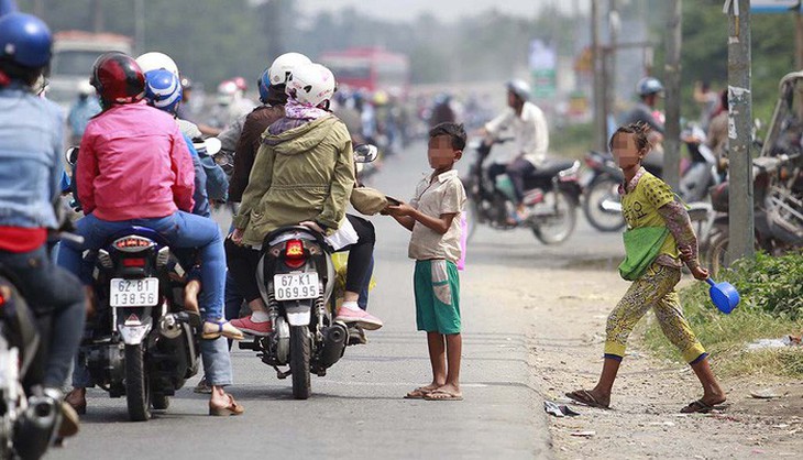 Để đủ điều kiện ăn xin, bọn chăn dắt tận dụng mọi thủ đoạn - Ảnh 1.