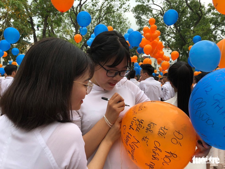 Cô giáo làm thơ vui dặn học trò đi thi - Ảnh 1. Cô giáo làm thơ vui dặn học trò đi thi - Ảnh 1.