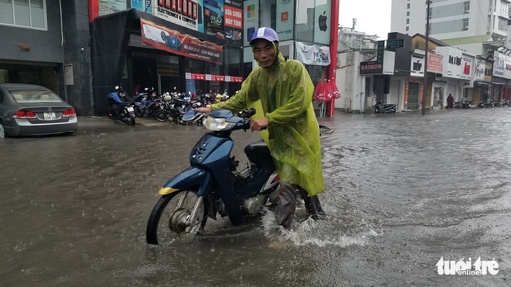 Mưa lớn kèm gió mạnh làm hư hại nhiều công trình tại Huế - Ảnh 3.