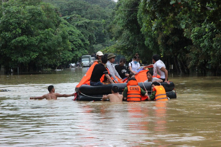 Đường ngập ngang bụng, thí sinh Hà Giang dầm mình đến phòng thi - Ảnh 1.