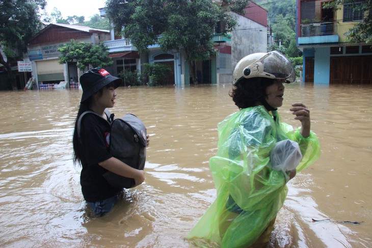 Đường ngập ngang bụng, thí sinh Hà Giang dầm mình đến phòng thi - Ảnh 4.