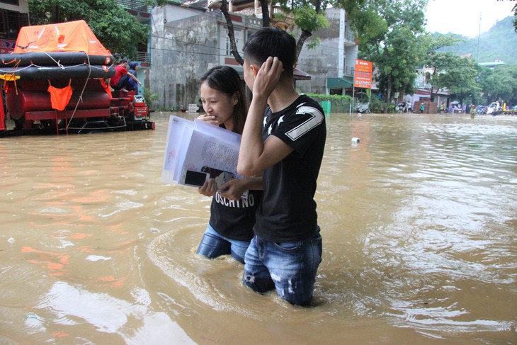 Đường ngập ngang bụng, thí sinh Hà Giang dầm mình đến phòng thi - Ảnh 5.