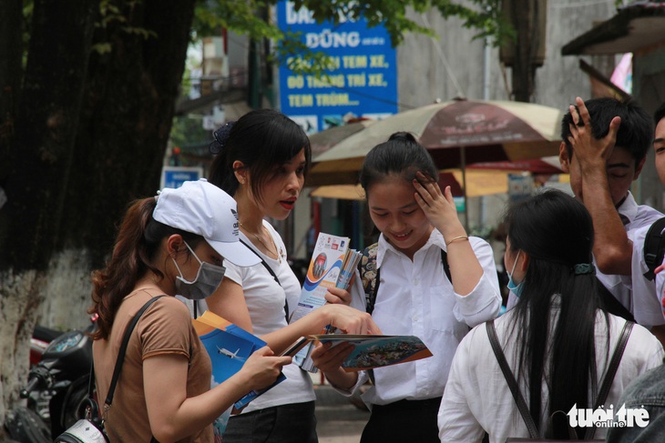 Tư vấn, tờ rơi du học bủa vây điểm thi THPT ở Miền Trung - Ảnh 2.