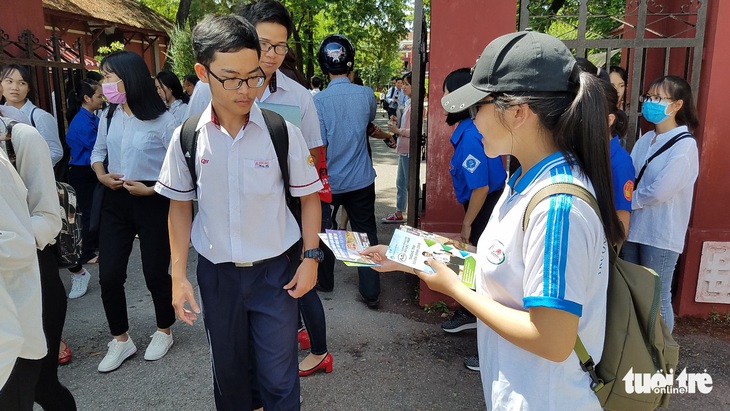 Tư vấn, tờ rơi du học bủa vây điểm thi THPT ở Miền Trung - Ảnh 3.