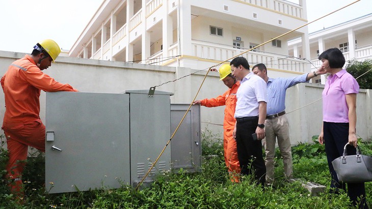 Sử dụng máy phát điện phục vụ sĩ tử thi THPT quốc gia tại Cô Tô - Ảnh 1. Sử dụng máy phát điện phục vụ sĩ tử thi THPT quốc gia tại Cô Tô - Ảnh 1.