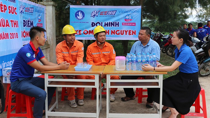 Sử dụng máy phát điện phục vụ sĩ tử thi THPT quốc gia tại Cô Tô - Ảnh 3. Sử dụng máy phát điện phục vụ sĩ tử thi THPT quốc gia tại Cô Tô - Ảnh 3.