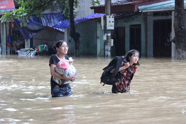 Đường ngập ngang bụng, thí sinh Hà Giang dầm mình đến phòng thi - Ảnh 3.