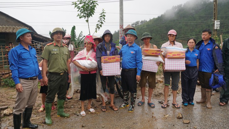 Báo Tuổi Trẻ trao quà cho bà con vùng lũ Lai Châu - Ảnh 5.